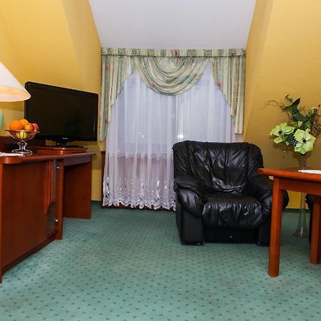 Hotel Rebajlo Піла Екстер'єр фото