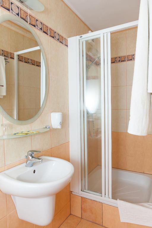 Hotel Rebajlo Піла Екстер'єр фото