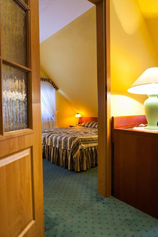 Hotel Rebajlo Піла Екстер'єр фото